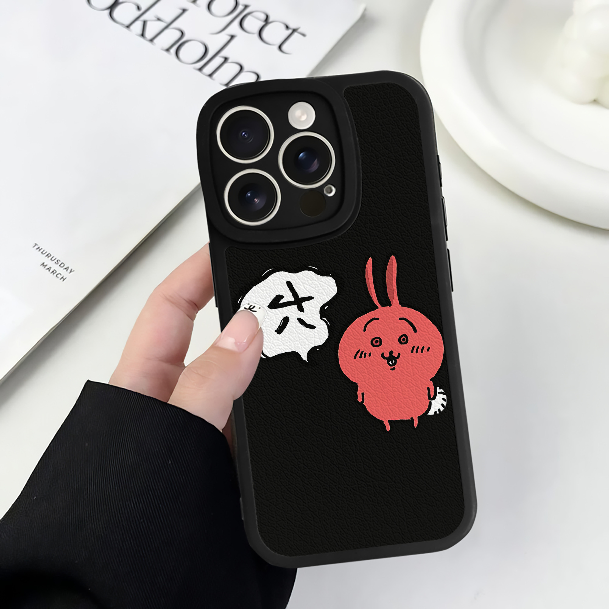 （画像用） ちいかわ ハチワレ Chii-kawa hachiware 【iPhone 16シリーズ対応】シリコンスマホケース（レザー調） 材質：シリコン